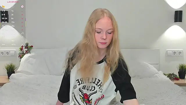 GhisllaineWestler online show from December 16, 2025, 4:17 am