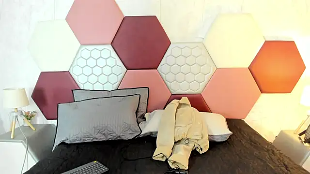 AriaRous online show from February 14, 2026, 7:10 pm