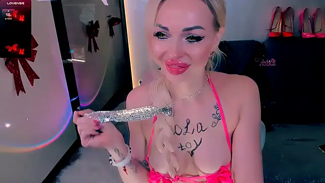 Snapshot of Lola_Bombita chatting on January 14, 2026, 7:41 pm Lola Bombita online show from January 14, 2026, 7:41 pm