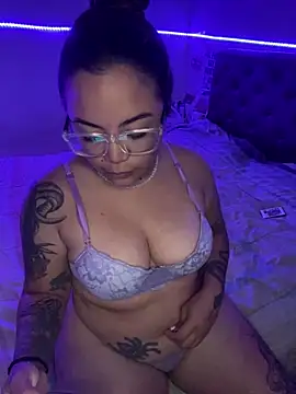 Lindalatina2001 online show from February 5, 2026, 2:38 am