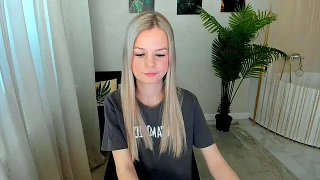 MidnighteAura online show from May 6, 2026, 12:32 pm