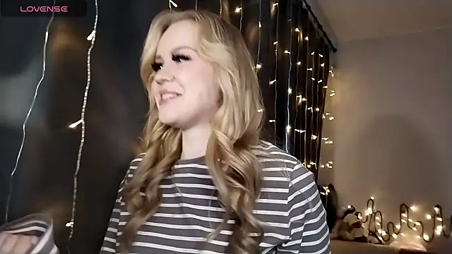 Snapshot of LunaPeony chatting on December 16, 2025, 6:51 am LunaPeony online show from December 16, 2025, 6:51 am