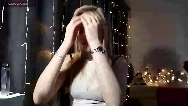 Snapshot of LunaPeony chatting on December 19, 2025, 5:47 am LunaPeony online show from December 19, 2025, 5:47 am