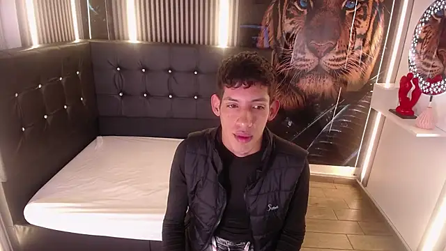 AleJines   online show from December 2, 2025, 11:37 am