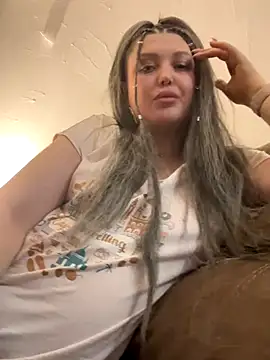 Snapshot of AmazingVi chatting on December 3, 2025, 5:44 pm AmazingVi online show from December 3, 2025, 5:44 pm