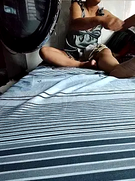 felicity chloe online show from April 12, 2026, 5:01 am