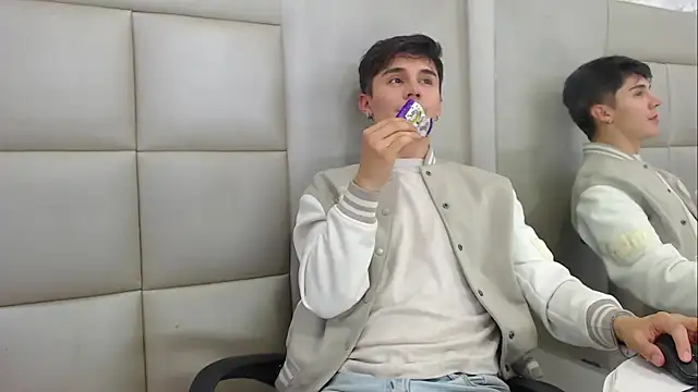 JuanGomm online show from December 15, 2025, 3:55 am