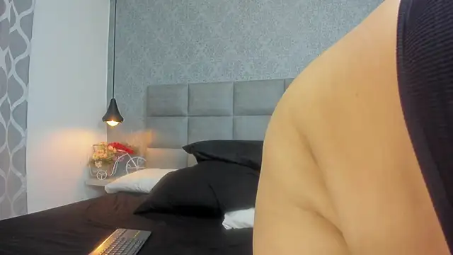 Snapshot of emilyy_r chatting on February 26, 2026, 7:13 pm emilyy r online show from February 26, 2026, 7:13 pm