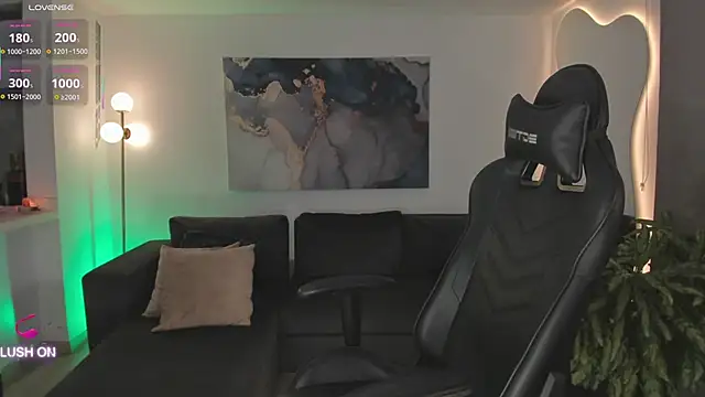 ChloeManson online show from April 13, 2026, 11:21 pm