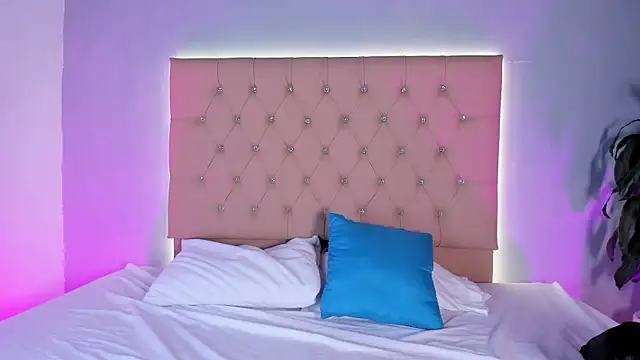 EmmaLawrence  online show from January 12, 2026, 8:14 pm