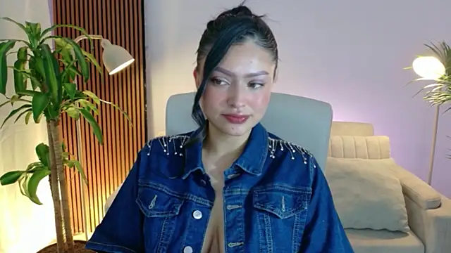 Snapshot of victoria___moon chatting on April 21, 2026, 2:01 pm victoria moon online show from April 21, 2026, 2:01 pm