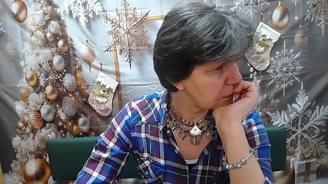 Snapshot of LunaDobra chatting on December 17, 2025, 12:11 pm LunaDobra online show from December 17, 2025, 12:11 pm