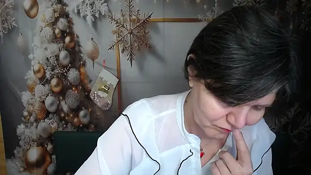 Snapshot of LunaDobra chatting on December 21, 2025, 6:15 pm LunaDobra online show from December 21, 2025, 6:15 pm