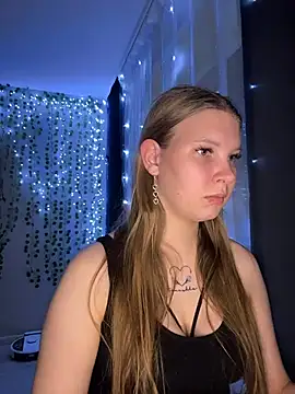 nelli lux  online show from January 12, 2026, 6:35 pm