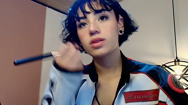 Kiara Fox   online show from February 6, 2026, 5:27 pm