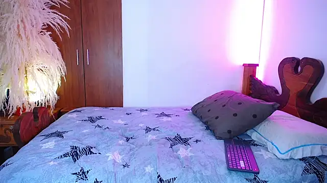 mishelolaya  online show from December 14, 2025, 11:20 pm