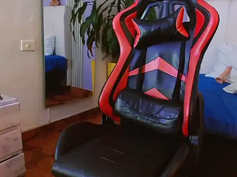 mia collin  online show from December 16, 2025, 9:25 am