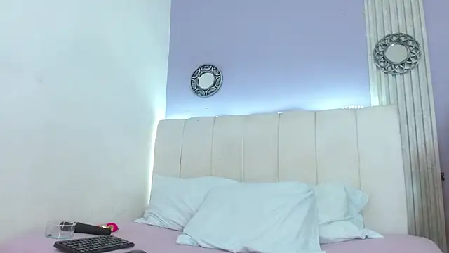 mia collin  online show from January 11, 2026, 1:10 am