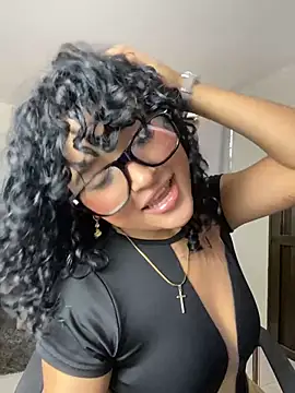 ladulcemary  online show from May 16, 2026, 8:07 pm