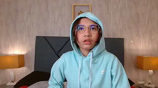 Snapshot of Xaander_ chatting on January 6, 2026, 3:21 am Xaander online show from January 6, 2026, 3:21 am