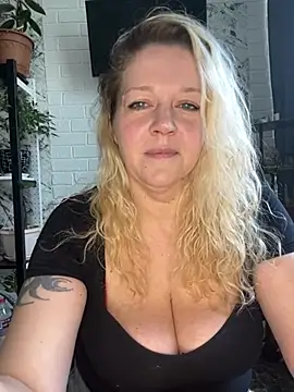 JenniferCarmen online show from May 27, 2026, 6:21 am