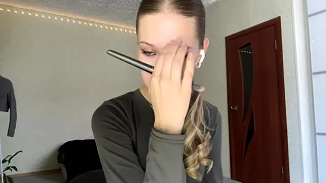 ZaidaSchwarten online show from January 10, 2026, 7:21 am