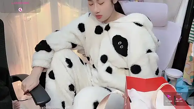 Snapshot of Yvonne-07 chatting on January 31, 2026, 9:13 pm Yvonne-07 online show from January 31, 2026, 9:13 pm