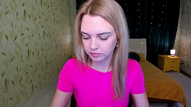 LunaFlinn online show from February 9, 2026, 4:27 am