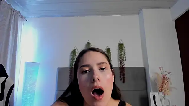 JulietaSnow online show from May 11, 2026, 6:27 pm