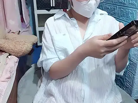 Snapshot of Yumi69 chatting on December 16, 2025, 4:12 pm Yumi69 online show from December 16, 2025, 4:12 pm