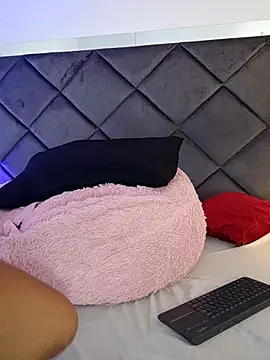 LunaaCurly online show from December 19, 2025, 7:54 pm