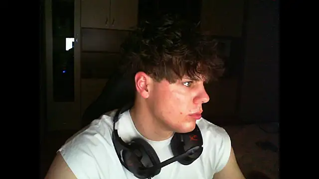 GymGuy0505 online show from December 14, 2025, 9:52 pm