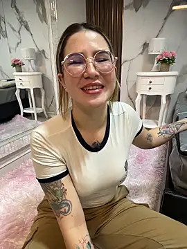 Annyhathatway online show from May 16, 2026, 1:02 am
