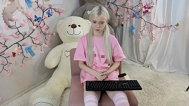 ViollaBloom online show from January 12, 2026, 1:33 am