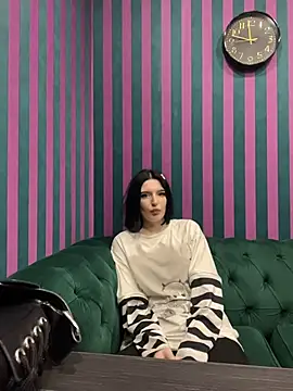 LisaBevy online show from December 18, 2025, 8:48 pm