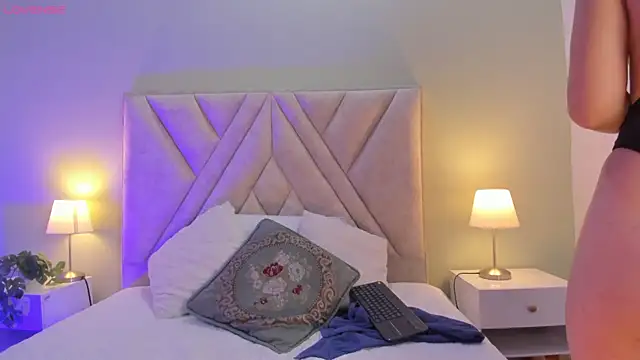 Amelia Saenz  online show from April 16, 2026, 7:14 pm