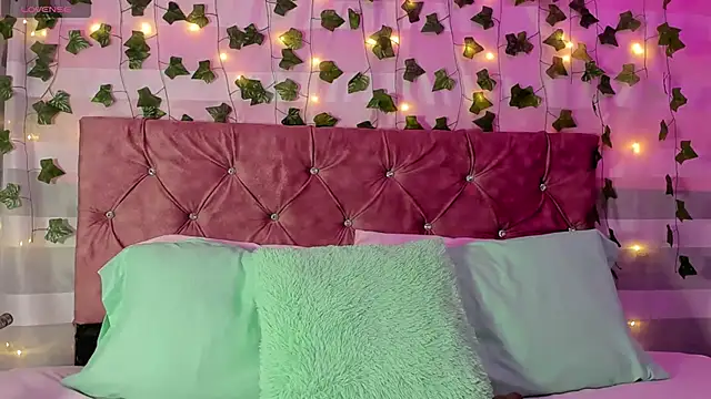 Ayla-marttinez online show from April 16, 2026, 12:33 am