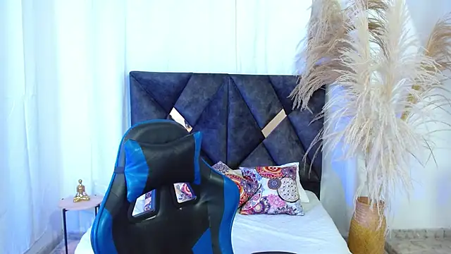 angelll18  online show from February 5, 2026, 8:24 pm