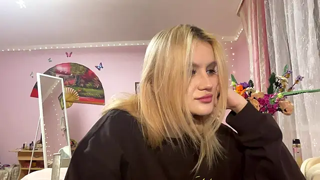 MelisaBloomy online show from December 14, 2025, 2:11 pm