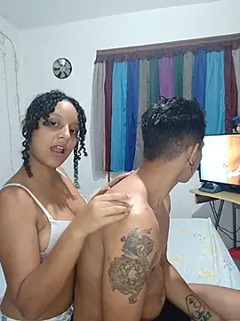 Snapshot of LolaAndBugs_ chatting on February 5, 2026, 1:32 am LolaAndBugs online show from February 5, 2026, 1:32 am