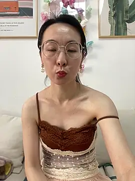 Snapshot of you-005 chatting on March 15, 2026, 2:28 am you-005 online show from March 15, 2026, 2:28 am