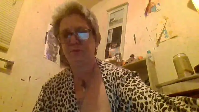 Snapshot of becky1111 chatting on April 10, 2026, 10:09 am becky1111 online show from April 10, 2026, 10:09 am