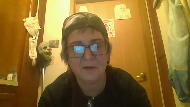 Snapshot of becky1111 chatting on April 12, 2026, 1:43 am becky1111 online show from April 12, 2026, 1:43 am