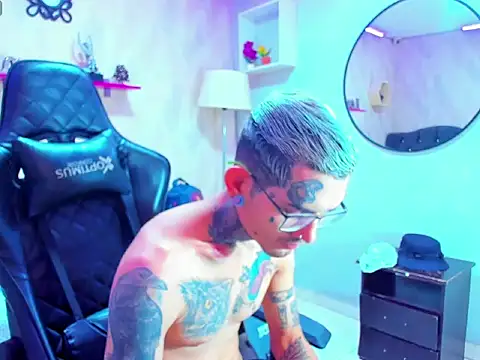 Snapshot of Boy_tatto77 chatting on January 19, 2026, 4:00 pm Boy tatto77 online show from January 19, 2026, 4:00 pm