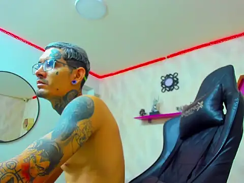 Snapshot of Boy_tatto77 chatting on February 2, 2026, 2:16 pm Boy tatto77 online show from February 2, 2026, 2:16 pm