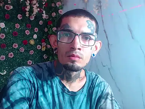 Boy tatto77 online show from April 29, 2026, 1:15 pm