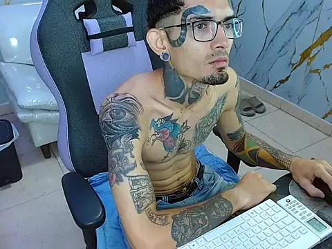 Snapshot of Boy_tatto77 chatting on May 31, 2026, 12:23 pm Boy tatto77 online show from May 31, 2026, 12:23 pm