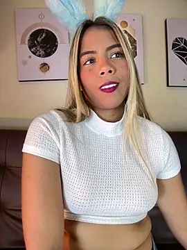 Snapshot of MiaSizzle chatting on February 14, 2026, 7:43 pm MiaSizzle online show from February 14, 2026, 7:43 pm