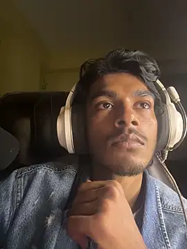 Snapshot of tooexpensive chatting on February 4, 2026, 7:31 pm tooexpensive online show from February 4, 2026, 7:31 pm