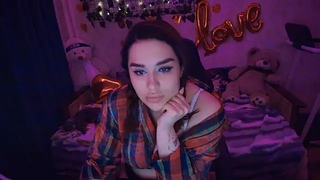 AlisiaRose online show from April 3, 2026, 1:47 am